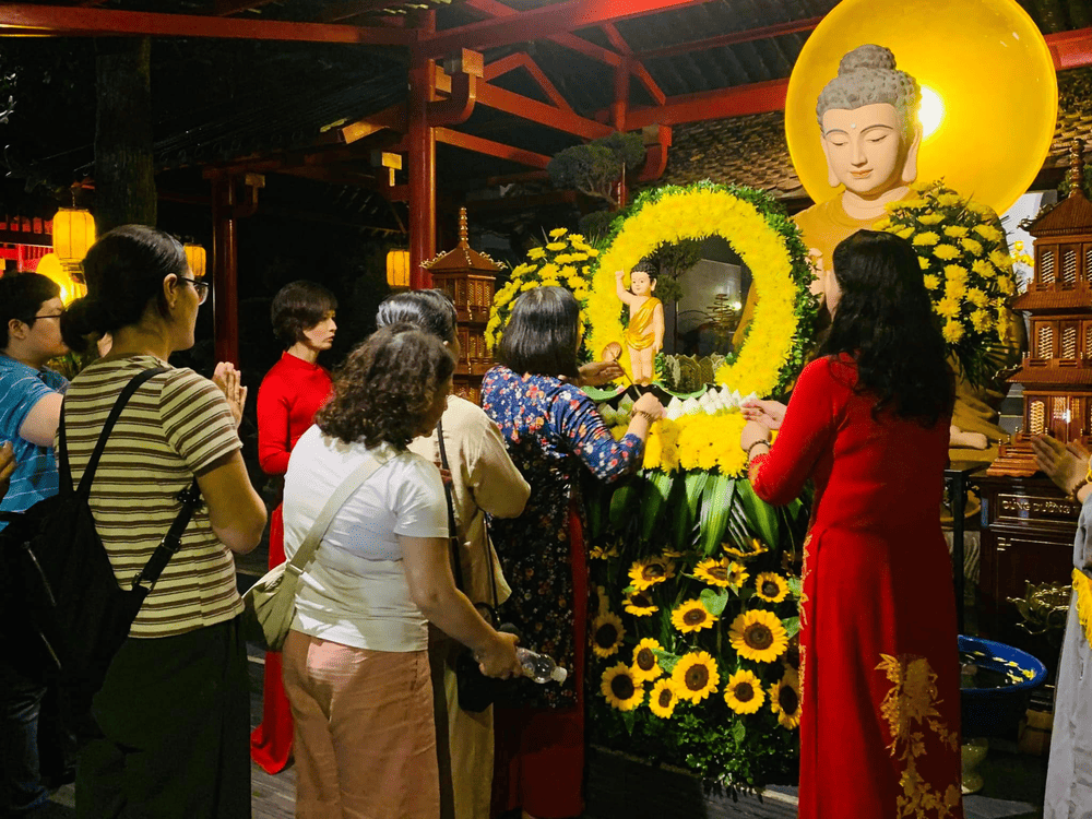 Du khách đến đây có thể dâng lễ, thắp hương cầu bình an cho gia đình. (Nguồn: Fanpage Chùa Cây Thị)